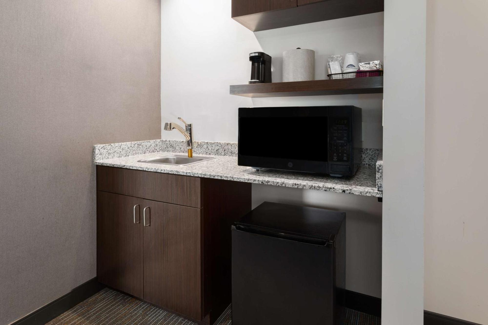 Hampton Inn By Hilton Nashville Airport Century Place Eksteriør billede